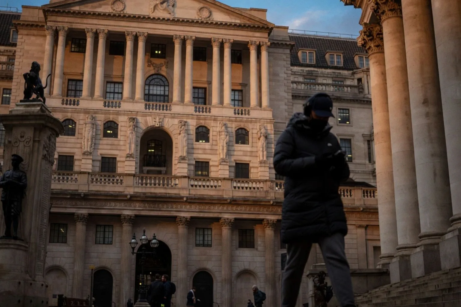 Bank of England Holds Interest Rates at 3.75% Amid Inflation Concerns